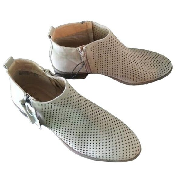 Time And Tru Beige Perforated Micro-Suede Side Zipper Ankle Booties Size 9 - Picture 2 of 9
